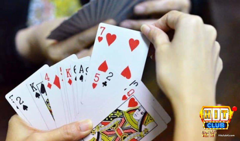 Sự khác biệt giữa sâm lốc và tiến lên miền Nam